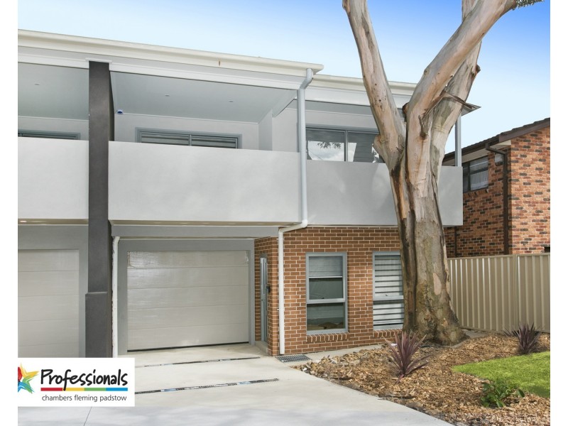 686 Henry Lawson Drive, Picnic Point NSW 2213