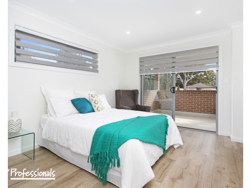 686 Henry Lawson Drive, Picnic Point NSW 2213