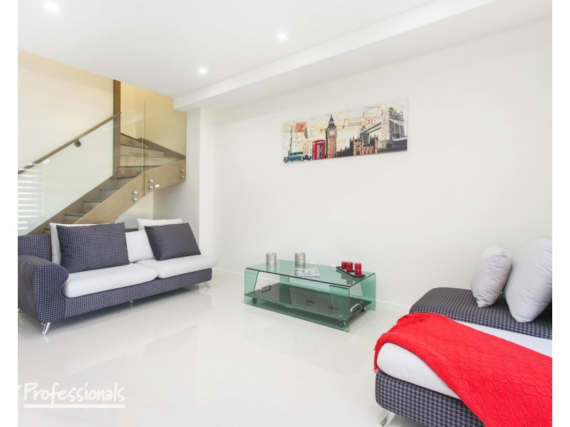 686 Henry Lawson Drive, Picnic Point NSW 2213