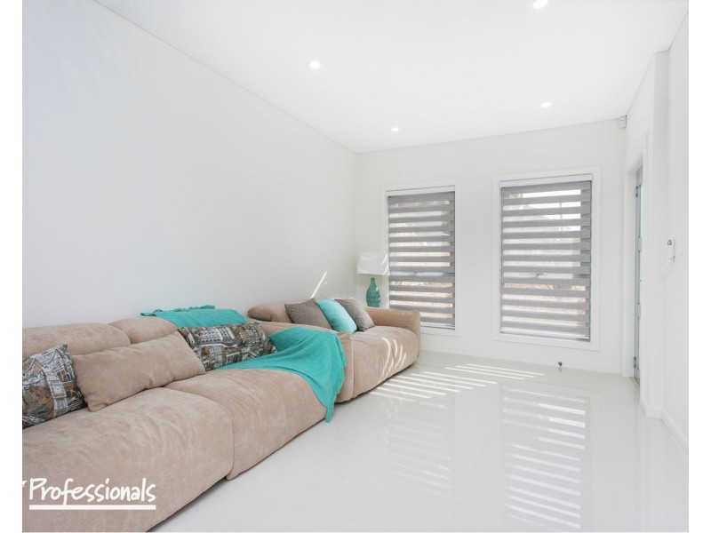 686 Henry Lawson Drive, Picnic Point NSW 2213