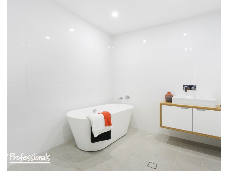 686 Henry Lawson Drive, Picnic Point NSW 2213