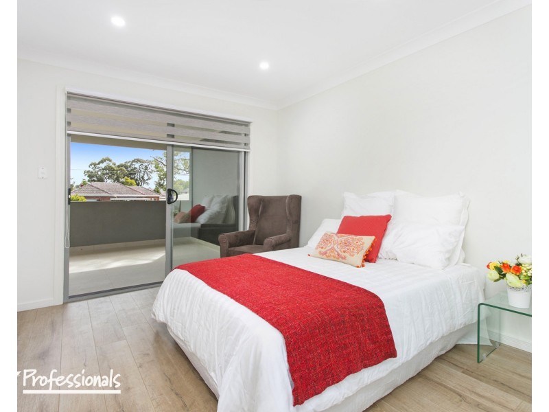 686 Henry Lawson Drive, Picnic Point NSW 2213