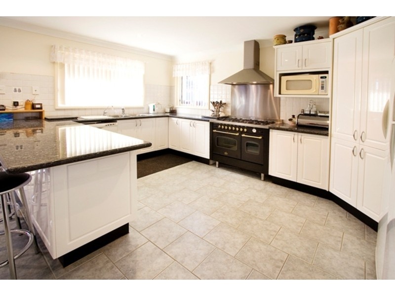 10 Greenway Drive, South Penrith NSW 2750