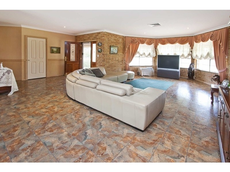 240 Luddenham Road, Orchard Hills NSW 2748