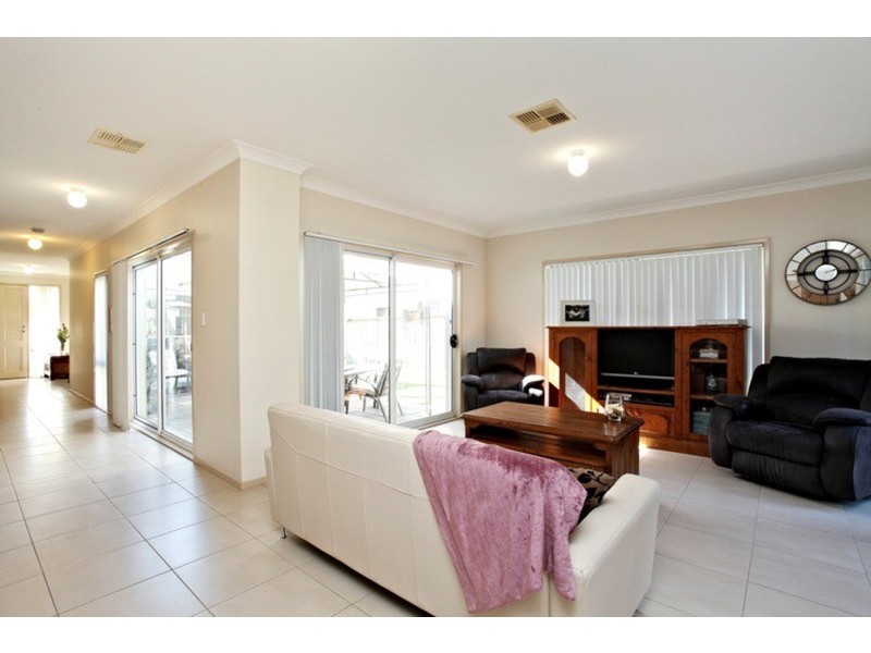 4 Waterside Boulevard, Cranebrook NSW 2749