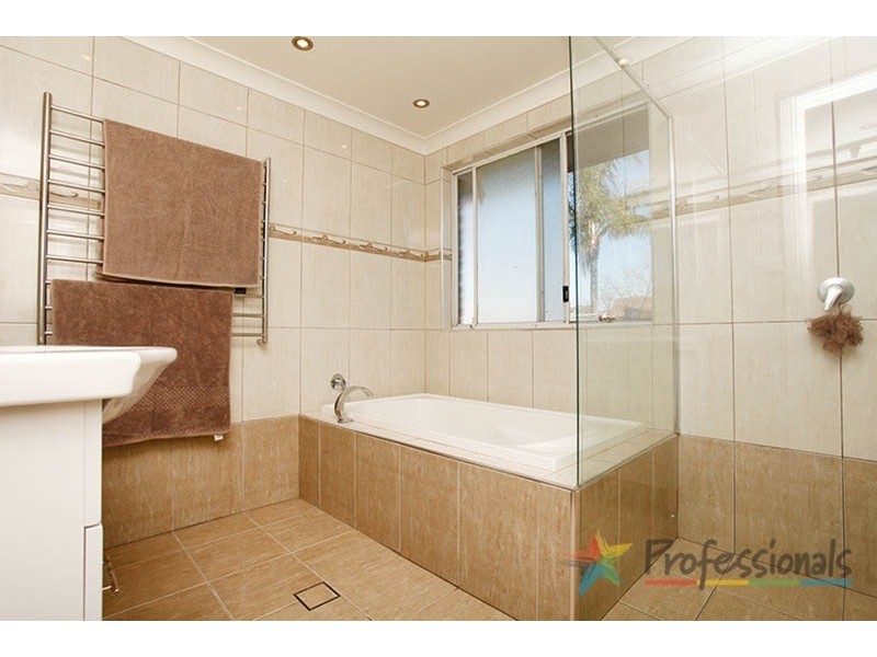 28 Warburton Crescent, Werrington County NSW 2747