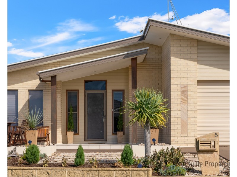 5 Woodfull Crescent, Pottsville NSW 2489