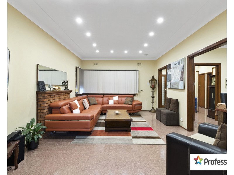 8 OLD KENT Road, Greenacre NSW 2190