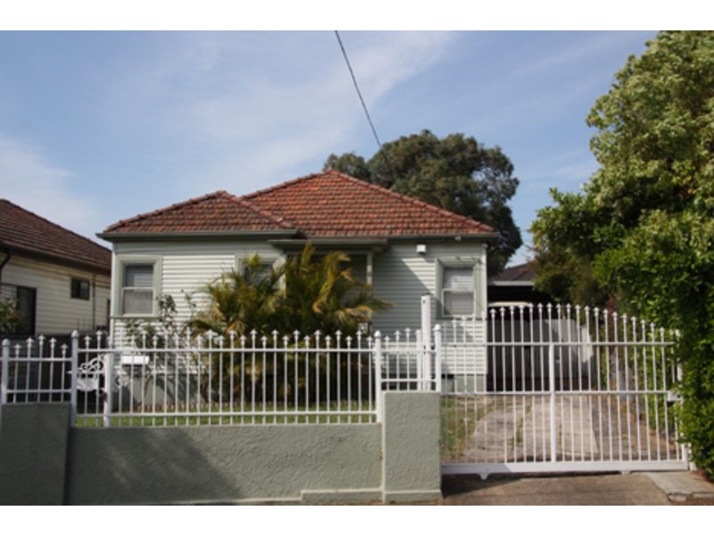 6 Linden Avenue, Punchbowl NSW 2196