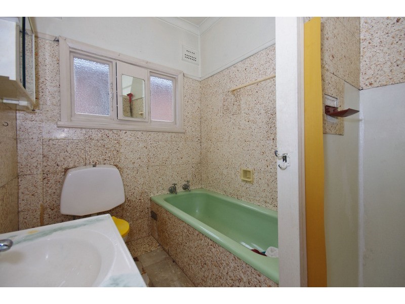 8 HILTON  Avenue, Roselands NSW 2196