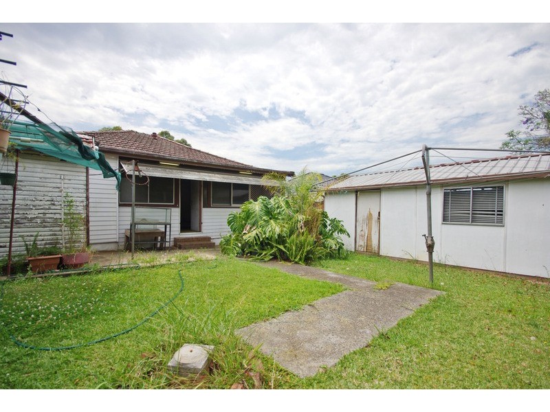 8 HILTON  Avenue, Roselands NSW 2196