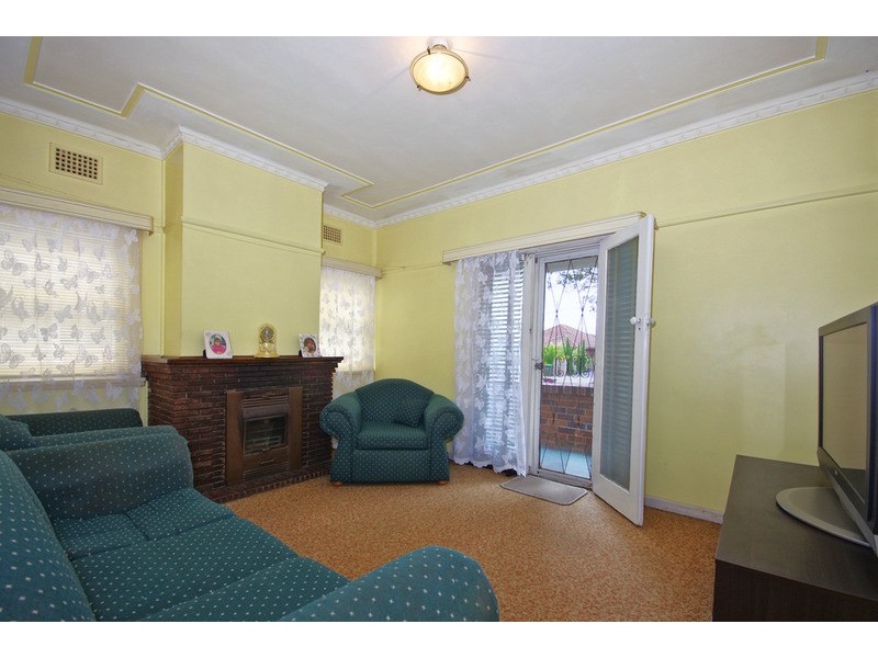 13 FAIRVIEW Avenue, Roselands NSW 2196