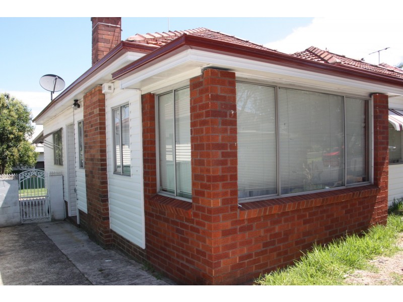 4 PARKLAND Avenue, Punchbowl NSW 2196