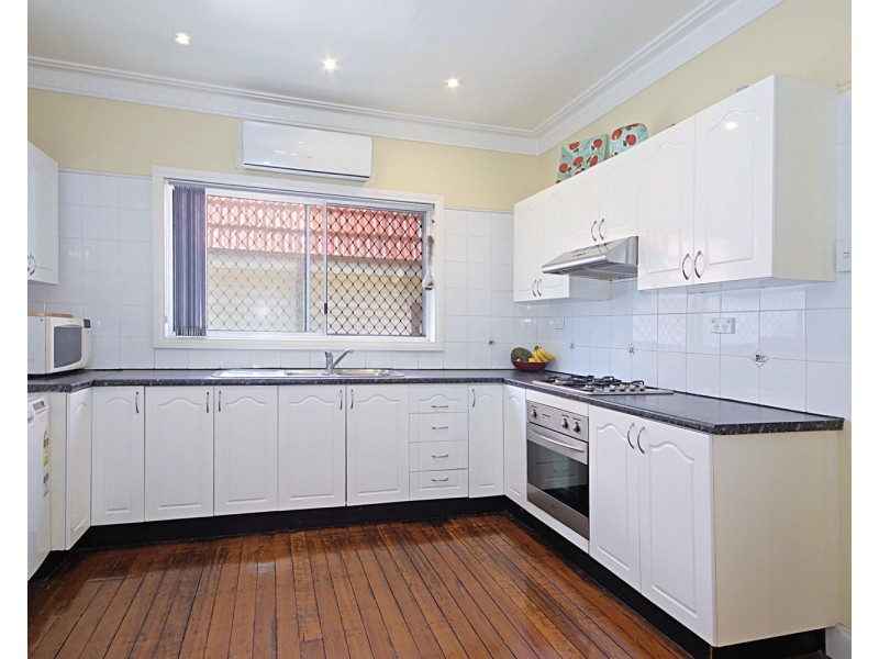 8 BONDS Road, Roselands NSW 2196