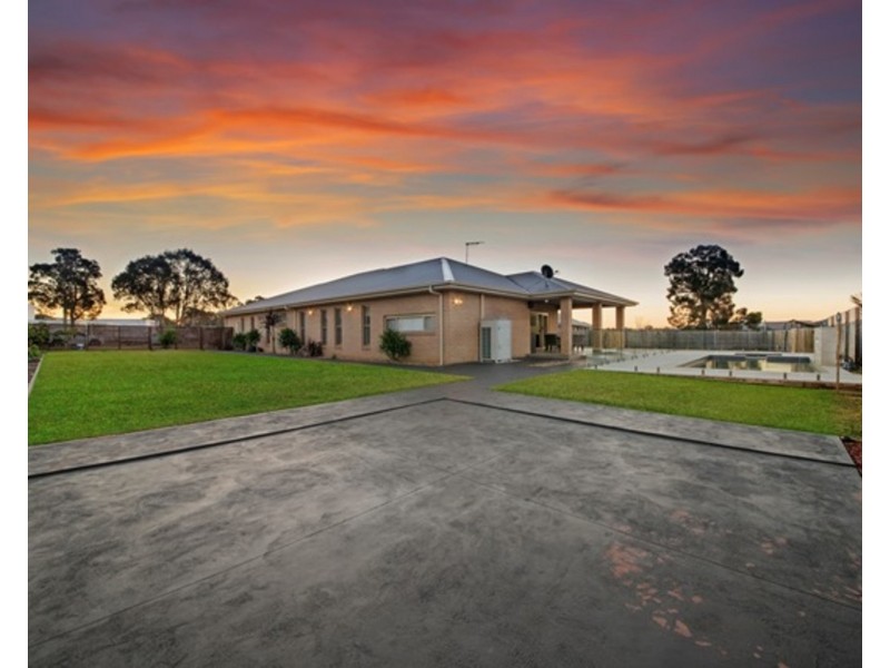 9 Pennard Crescent, Luddenham NSW 2745