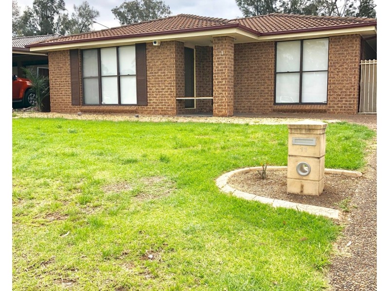 11 Skylark Crescent, Erskine Park NSW 2759
