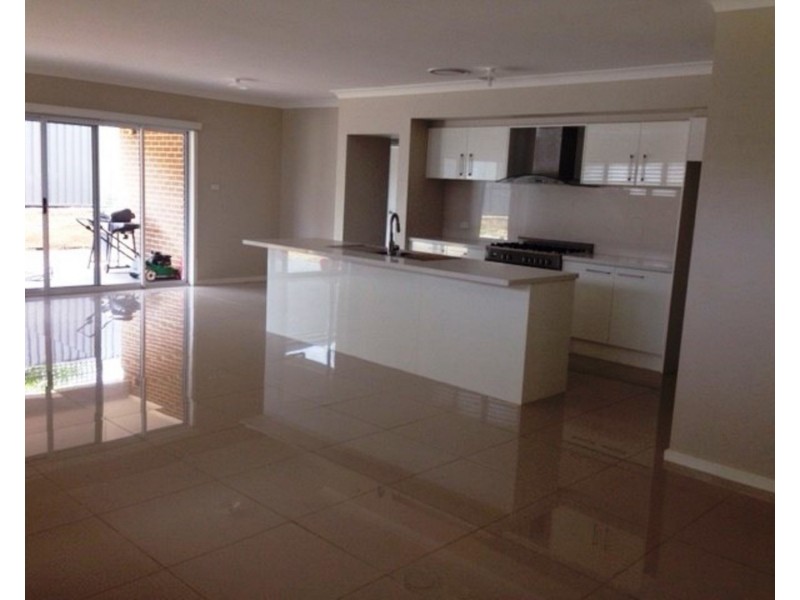 8 Leeds Street, Oran Park NSW 2570