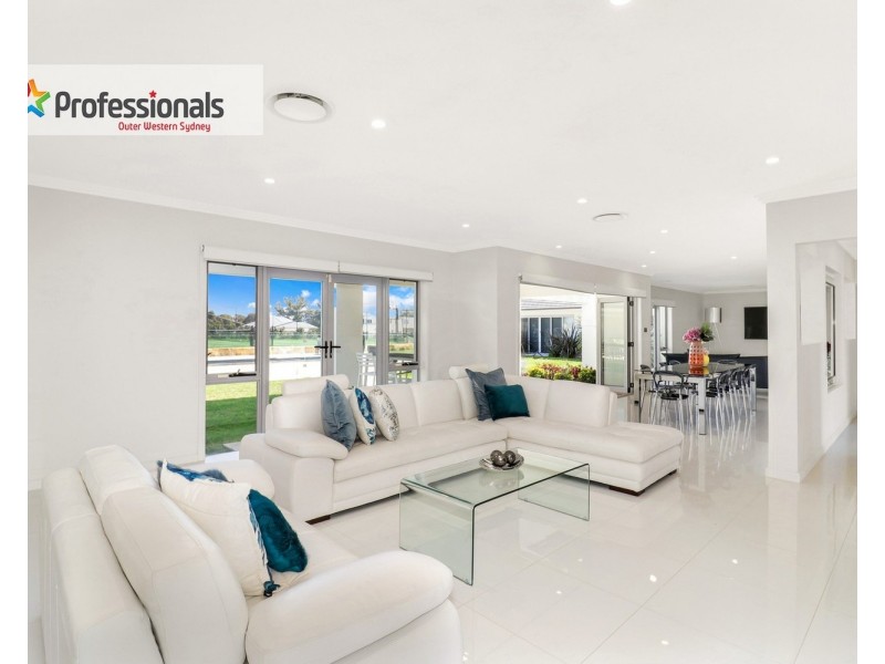 58 Twin Creeks Drive, Luddenham NSW 2745