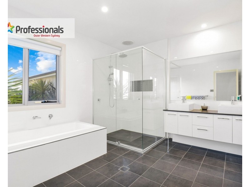 58 Twin Creeks Drive, Luddenham NSW 2745