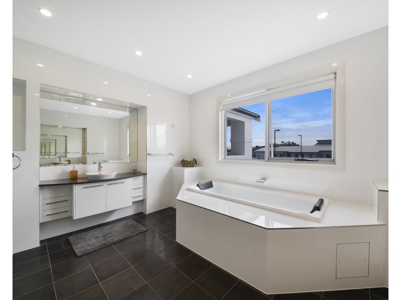 58 Twin Creeks Drive, Luddenham NSW 2745