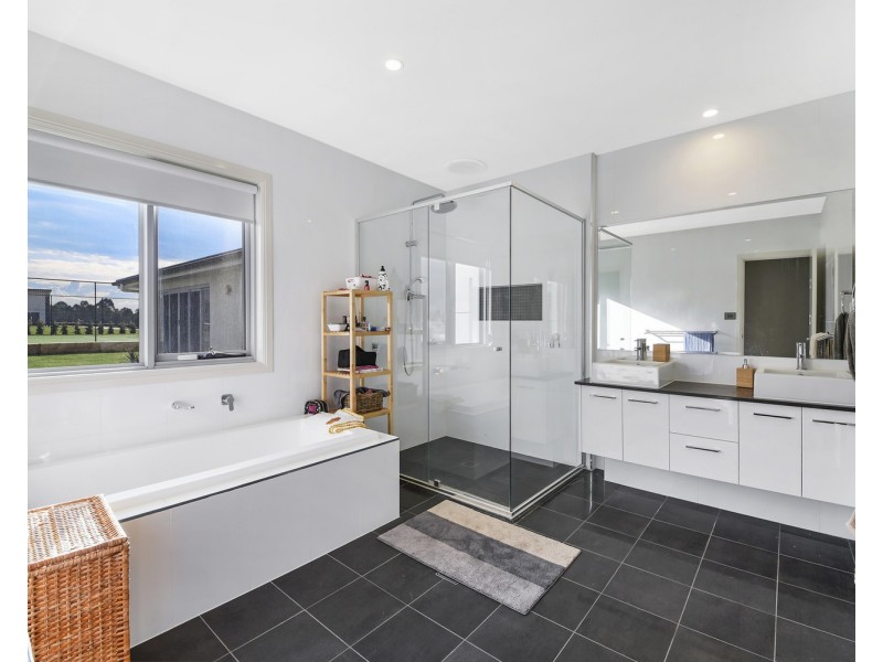 58 Twin Creeks Drive, Luddenham NSW 2745