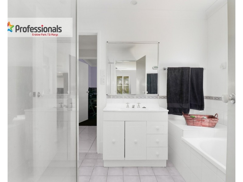 6 Tarawa Road, Lethbridge Park NSW 2770