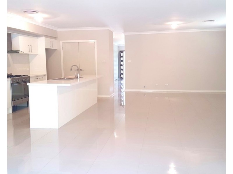 8 Leeds Street, Oran Park NSW 2570