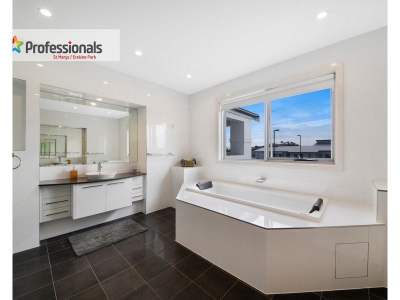58 Twin Creeks Drive, Luddenham NSW 2745