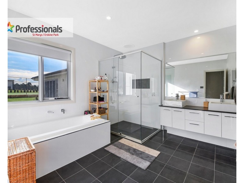 58 Twin Creeks Drive, Luddenham NSW 2745