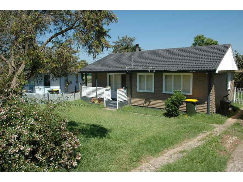 4 Natuna Place, Lethbridge Park NSW 2770