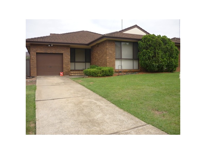 15 Bowerbird Crescent, St Clair NSW 2759