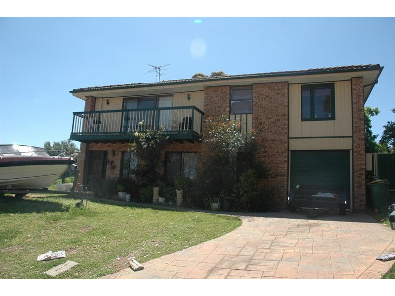 24 Dobell Circuit, St Clair NSW 2759