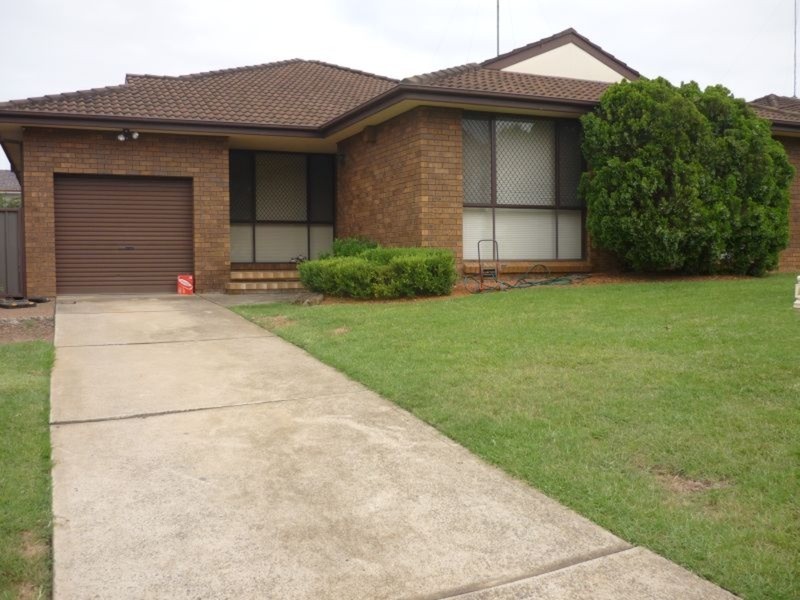 15 Bowerbird Crescent, St Clair NSW 2759