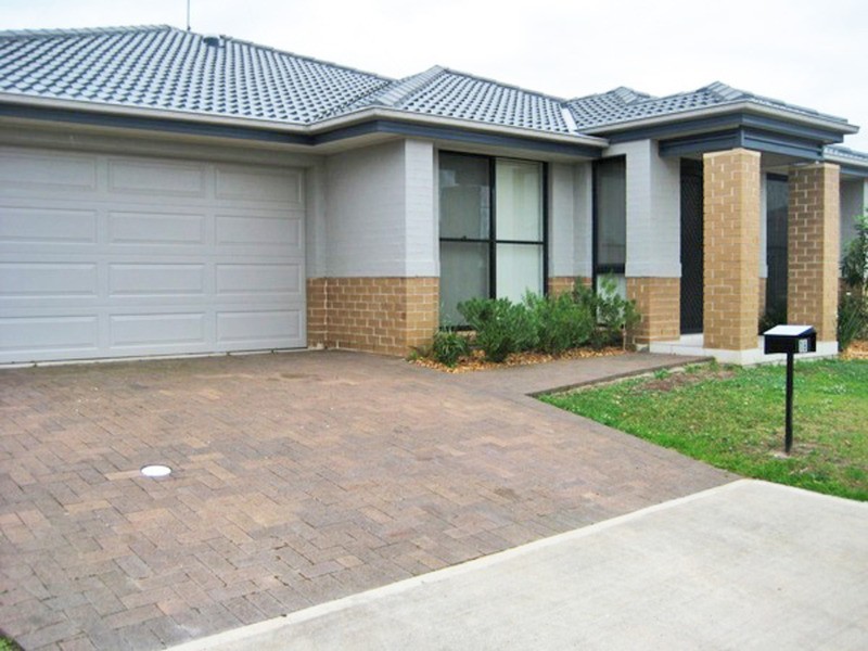 18 Woolls Crescent, Ropes Crossing NSW 2760