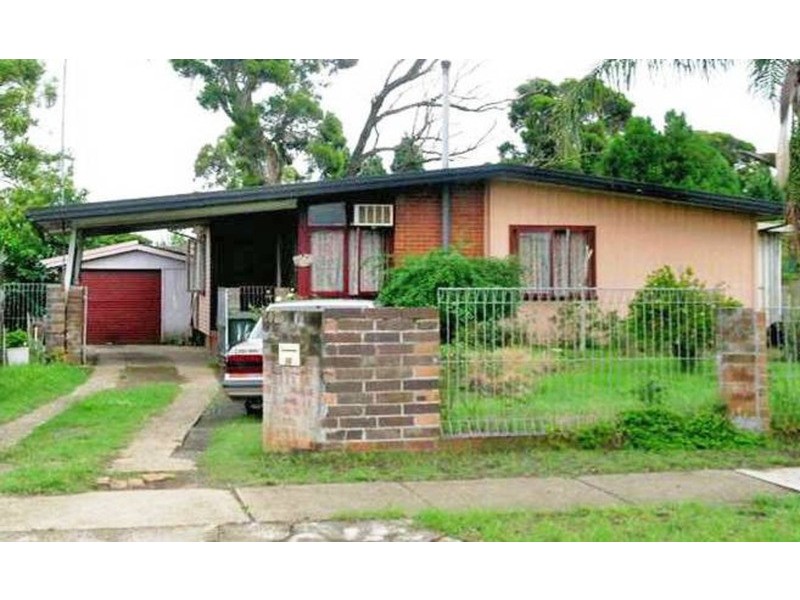 16 Tangaloa Crescent, Lethbridge Park NSW 2770