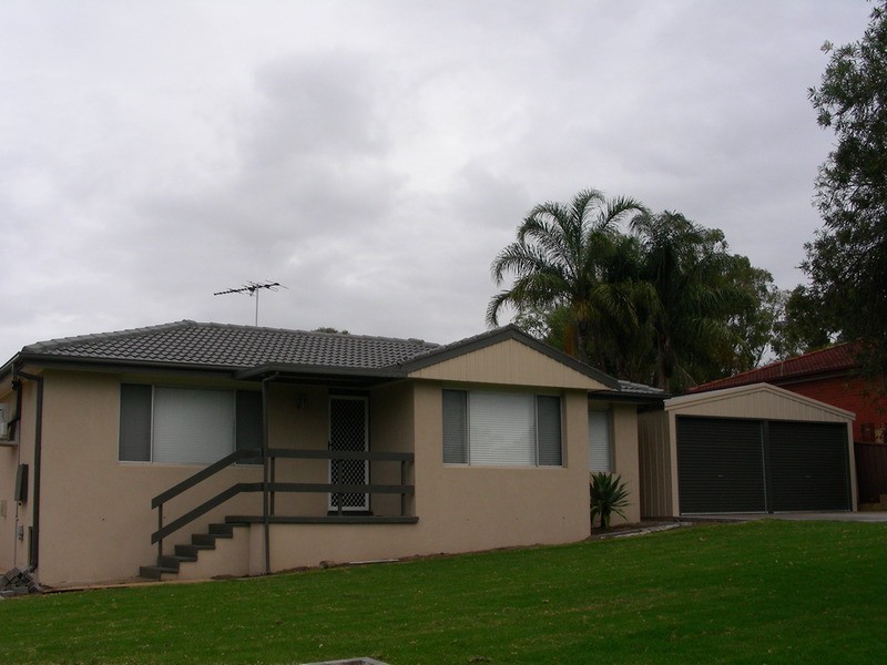 1 John Sulman  Place, St Clair NSW 2759