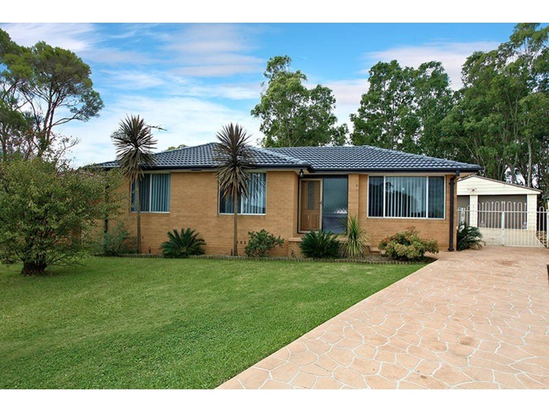 6 Menzies Circuit, St Clair NSW 2759