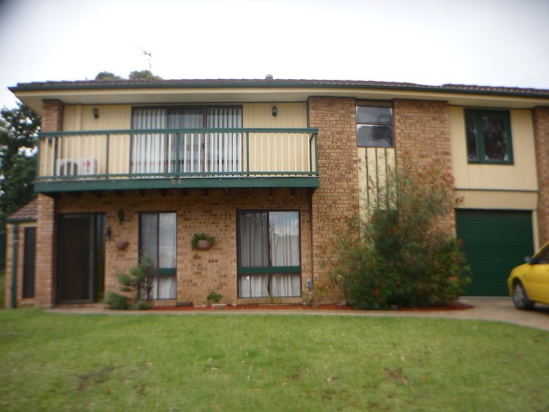 24 Dobell Circuit, St Clair NSW 2759