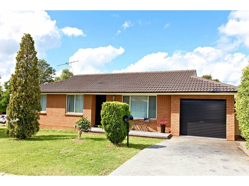 9 Evening Row, St Clair NSW 2759