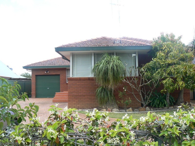 18 Canberra Street, Oxley Park NSW 2760