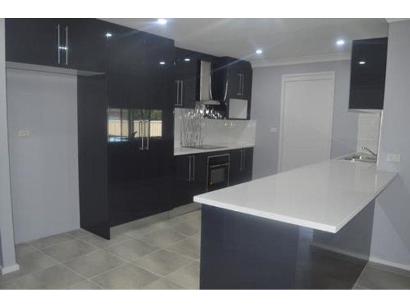 11 McCabe Close, St Clair NSW 2759