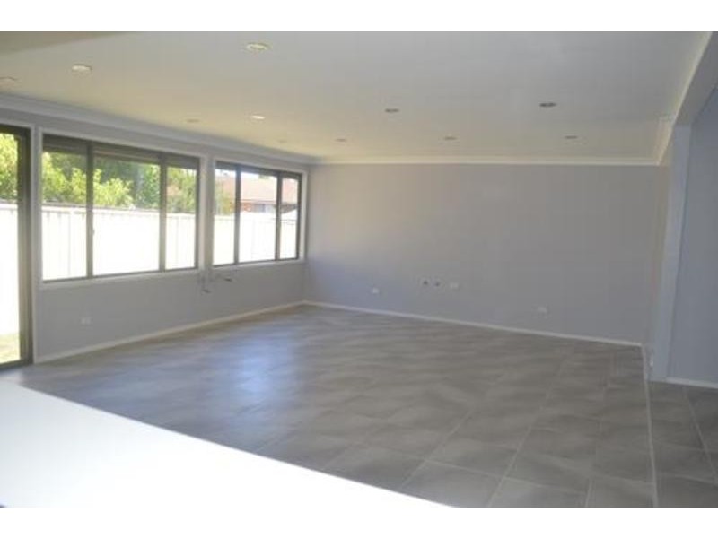 11 McCabe Close, St Clair NSW 2759