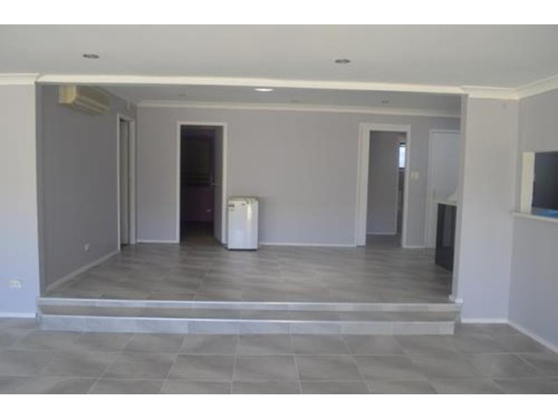 11 McCabe Close, St Clair NSW 2759