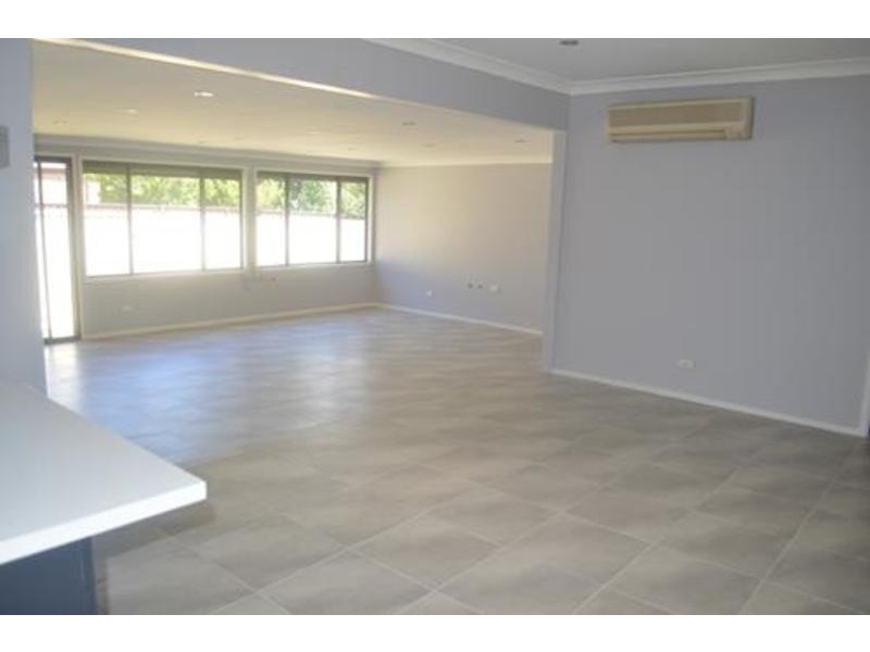 11 McCabe Close, St Clair NSW 2759