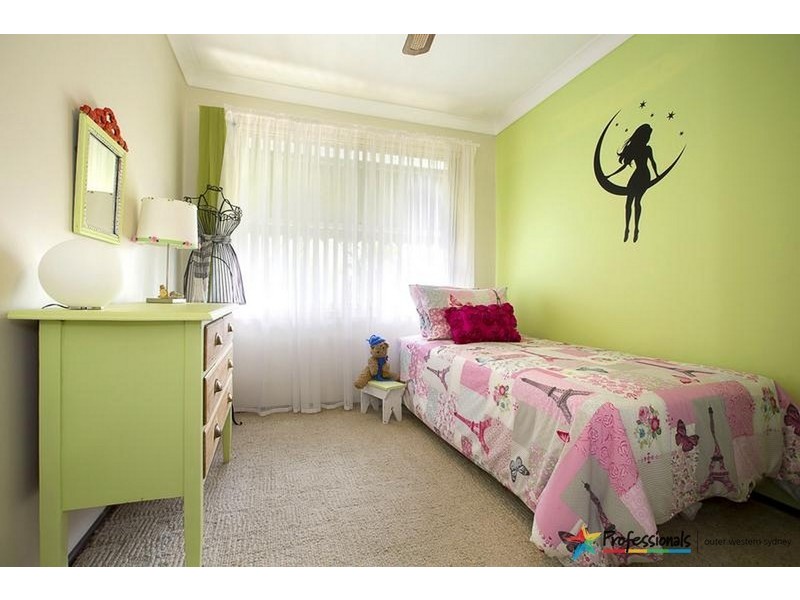 4 John Sulman Place, St Clair NSW 2759