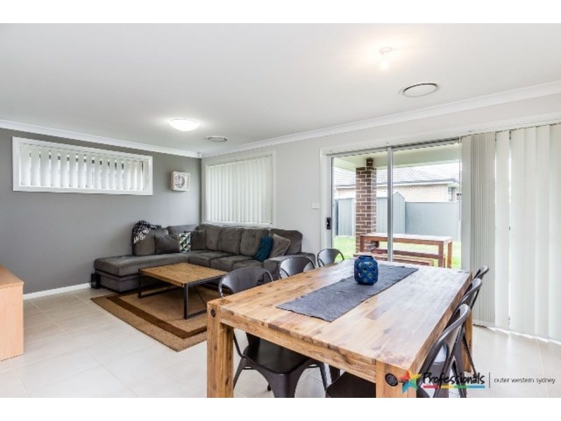 3 Cowra Place, Ropes Crossing NSW 2760