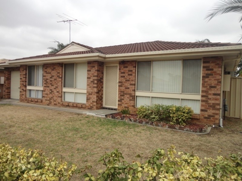 4 Kalambo Place, St Clair NSW 2759