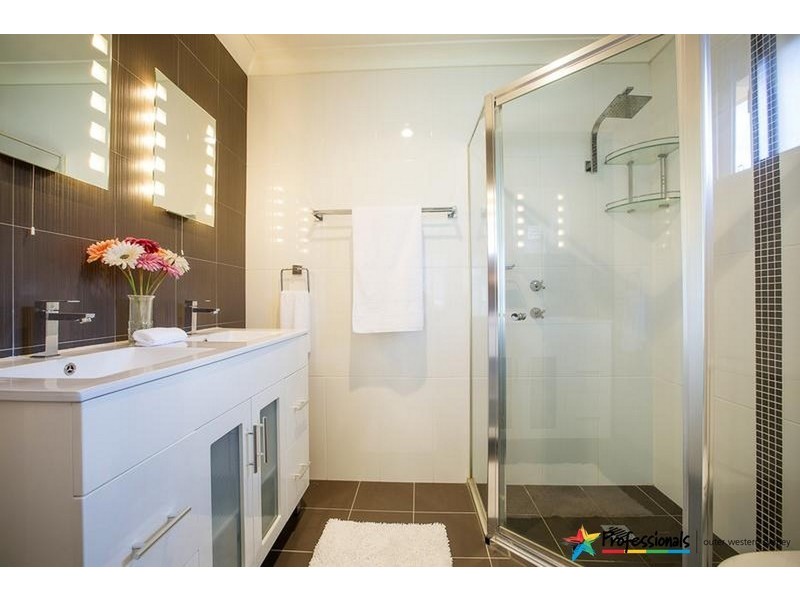 21 Woodview Road, Oxley Park NSW 2760