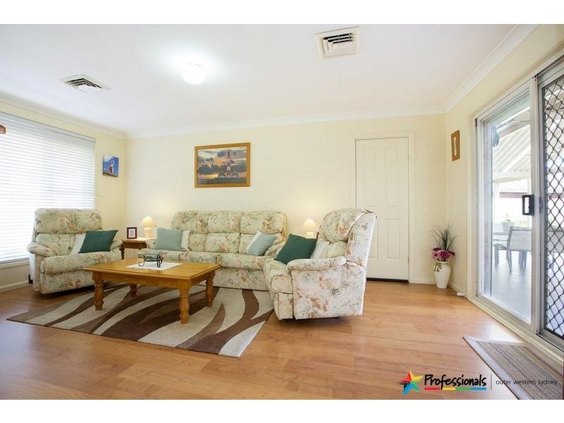 21 Woodview Road, Oxley Park NSW 2760