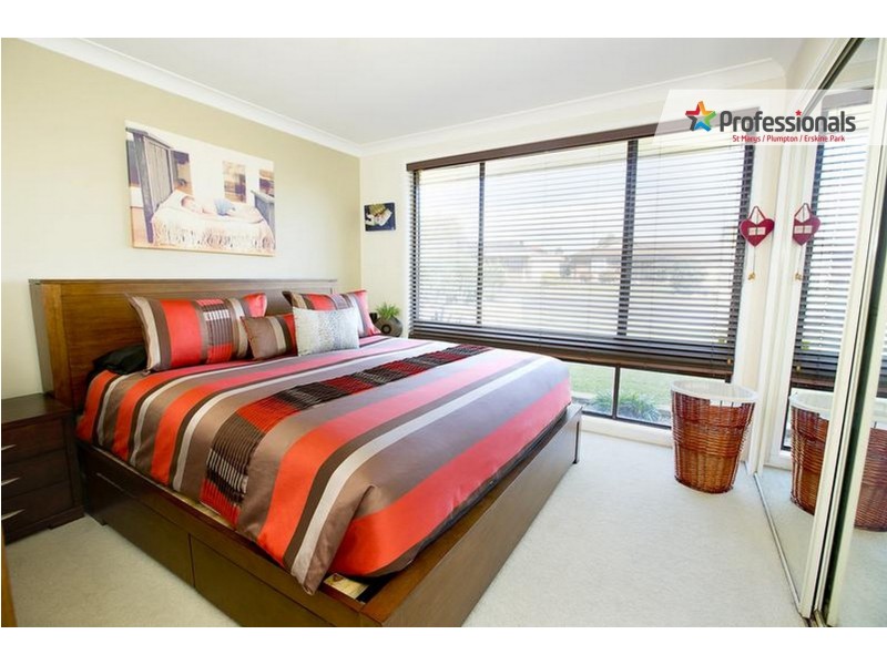 11 Solander Drive, St Clair NSW 2759